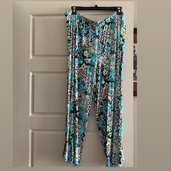 Women’s Pajamas Set with Cropped Pants - Picture 1 of 5